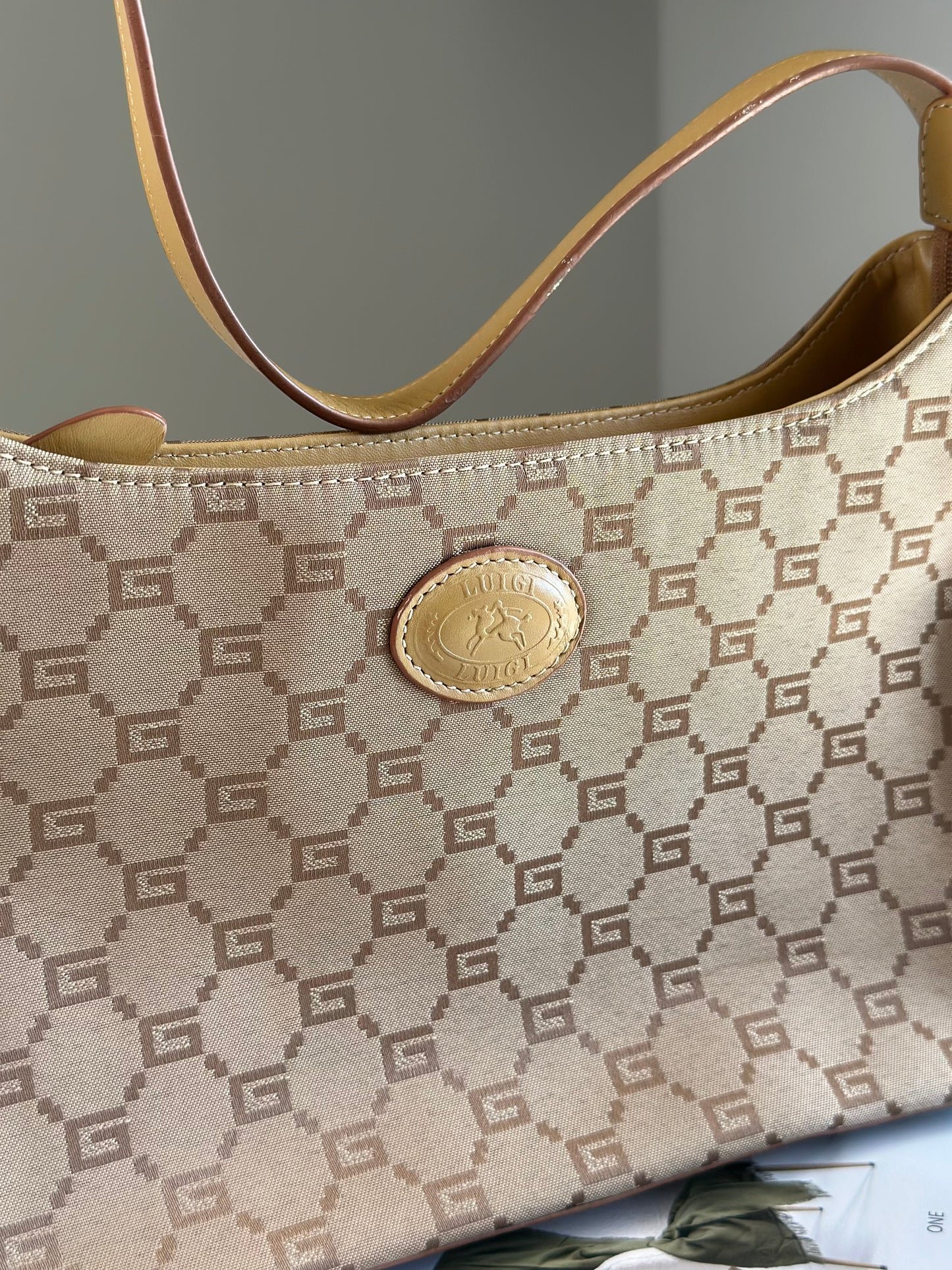 Charming vintage beige shoulder bag