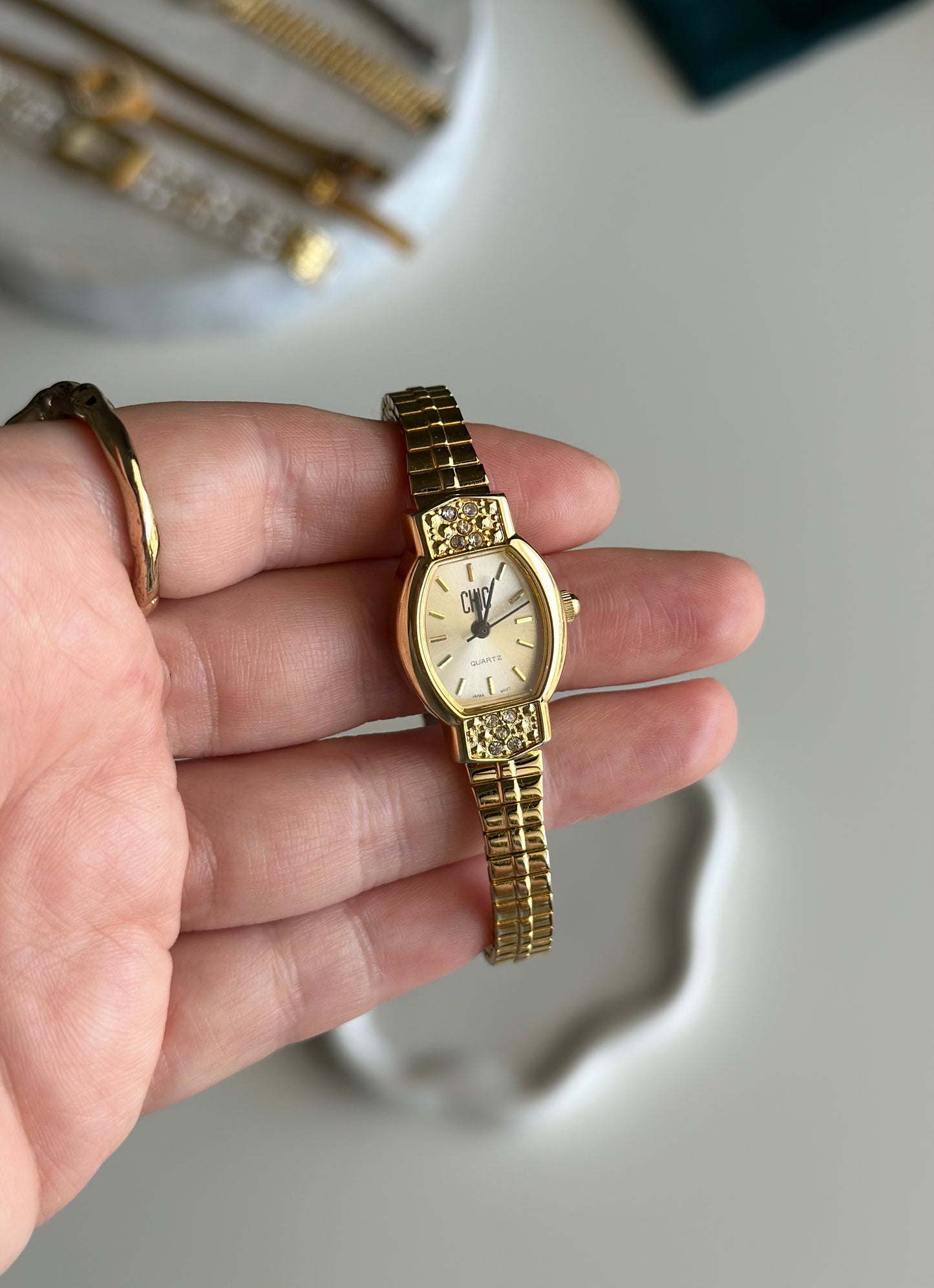 Charming vintage quartz watch