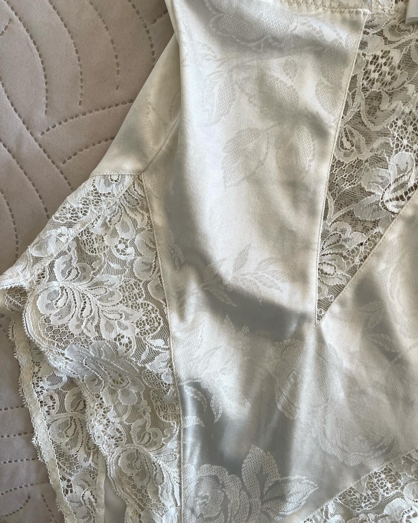 Lovely vintage bodysuit with lace details