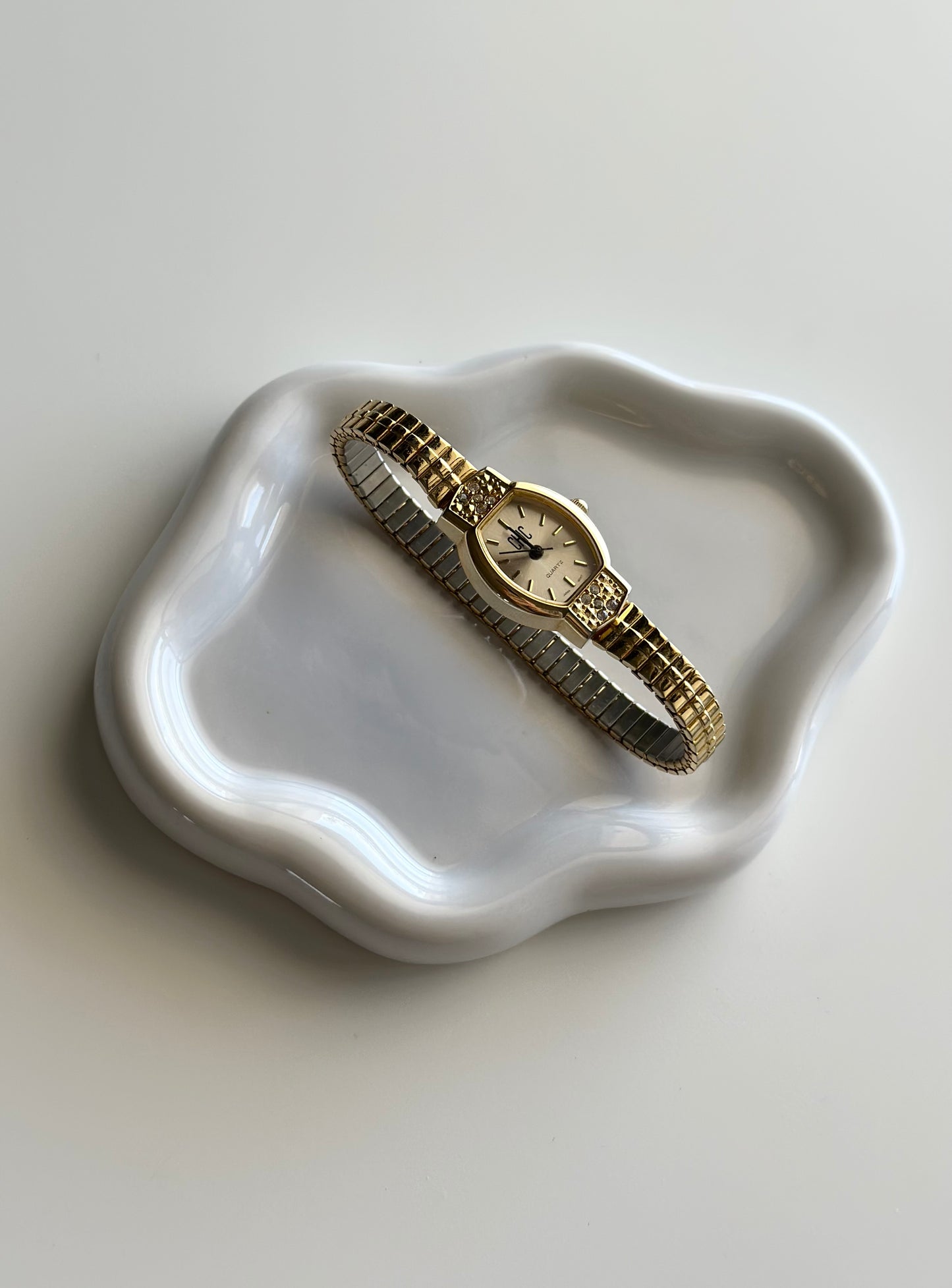 Charming vintage quartz watch