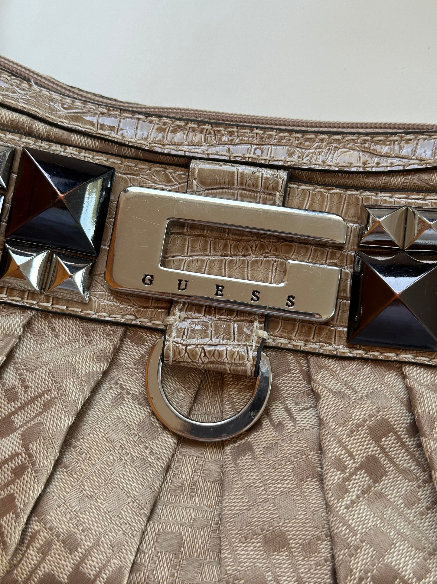 Trendy vintage Guess bag from 00s