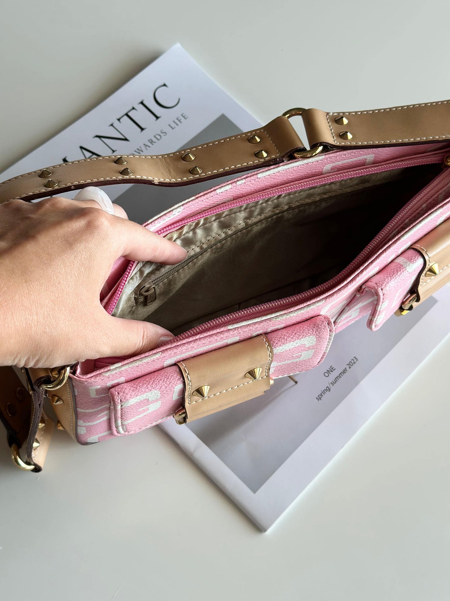 Vintage Y2K Guess shoulder bag in pink and ivory faux leather