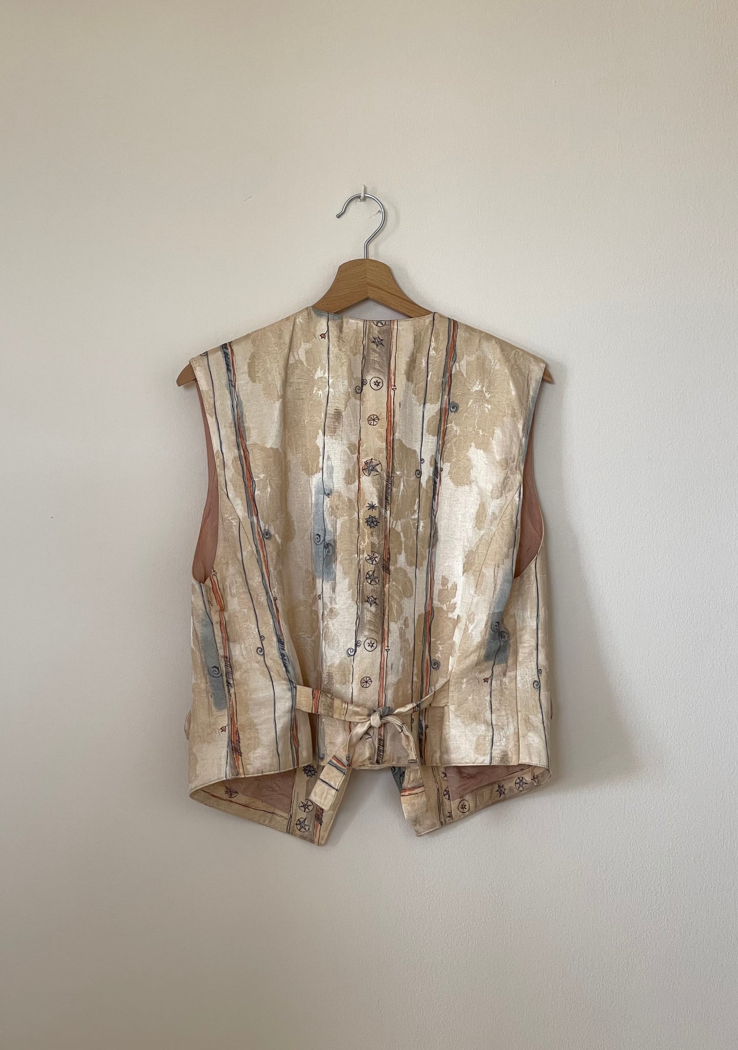 Lovely vintage waistcoat made of jacquard fabric (1980s)