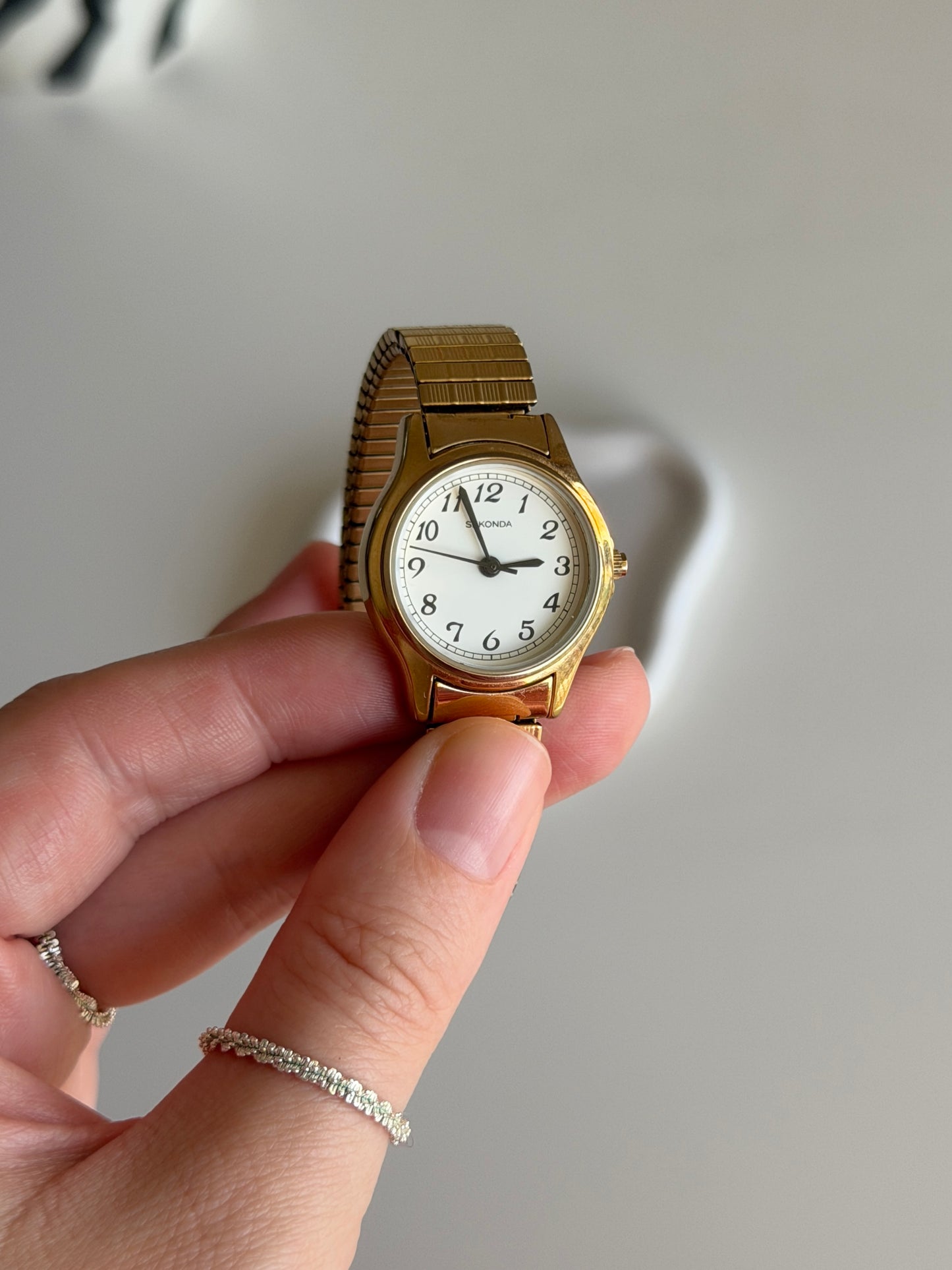 Classic Sekonda gold-tone watch with expansion band