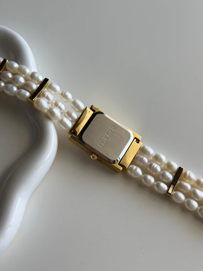 Elegant vintage watch with freshwater pearl bracelet