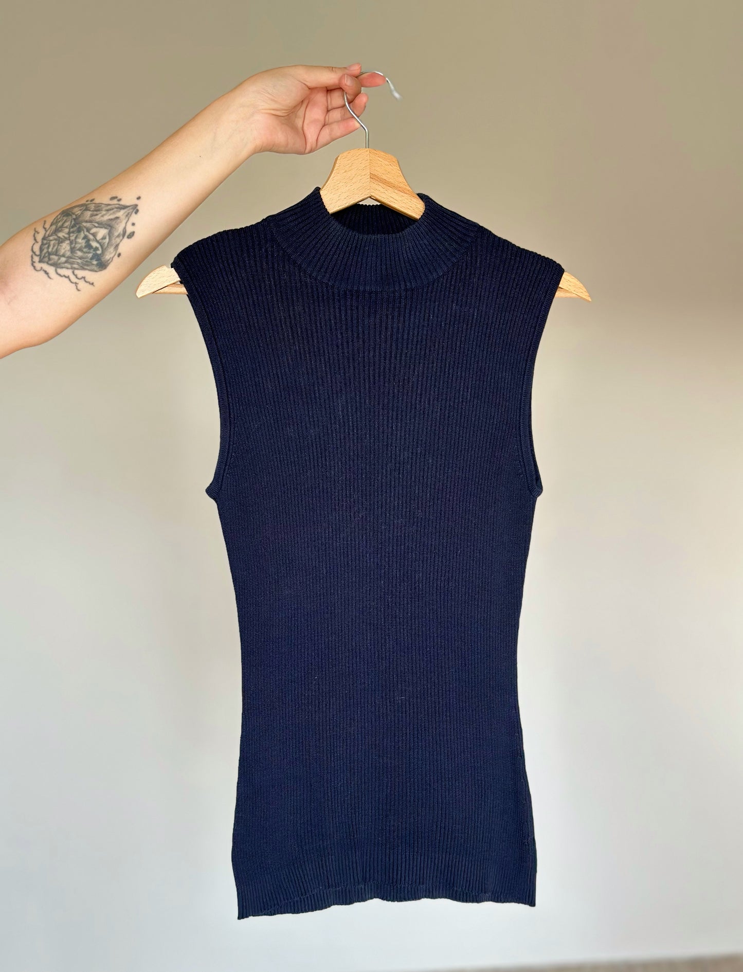 Stunning vintage sleeveless top