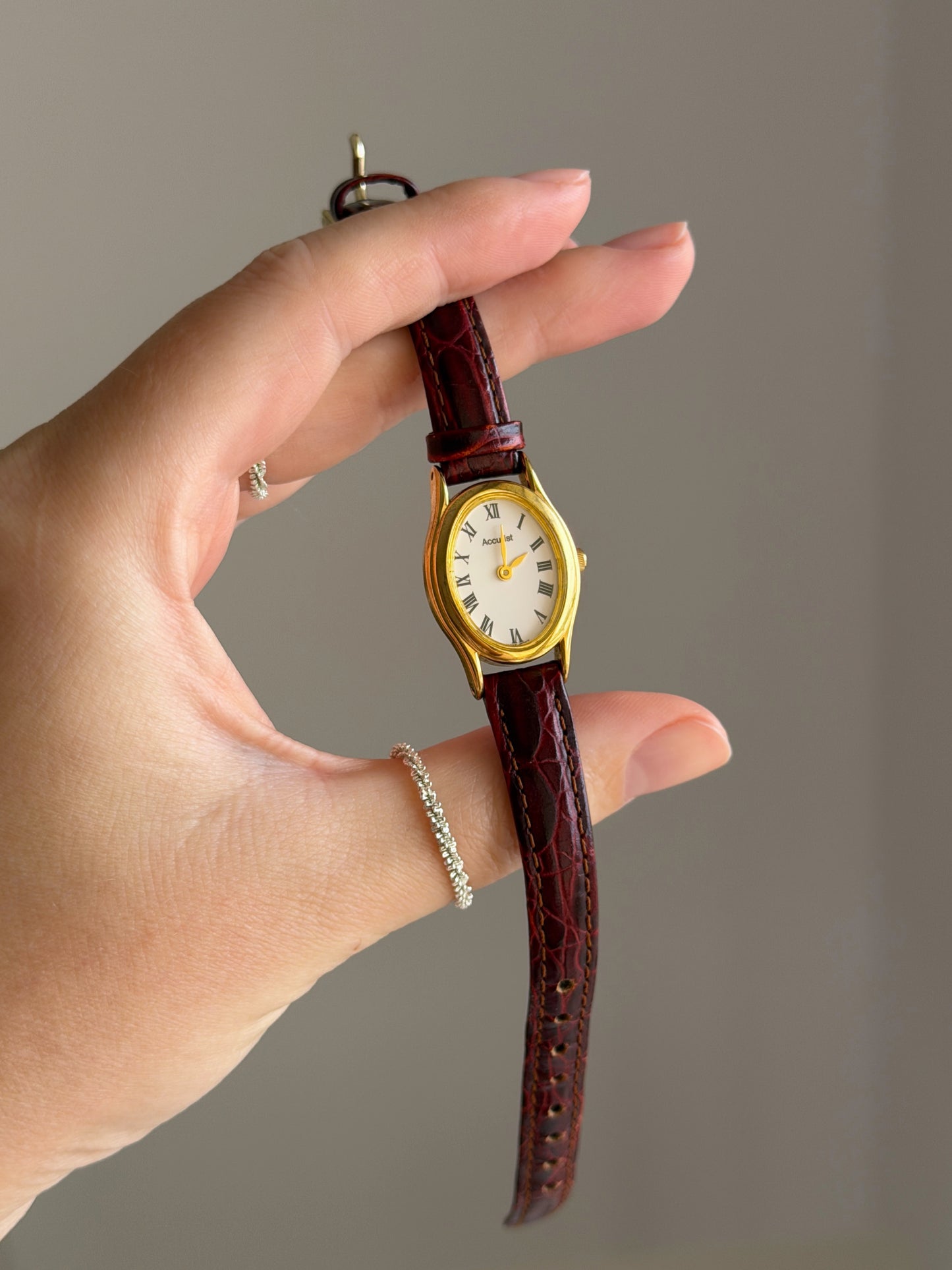 Beautiful classic vintage Accurist watch with leather strap