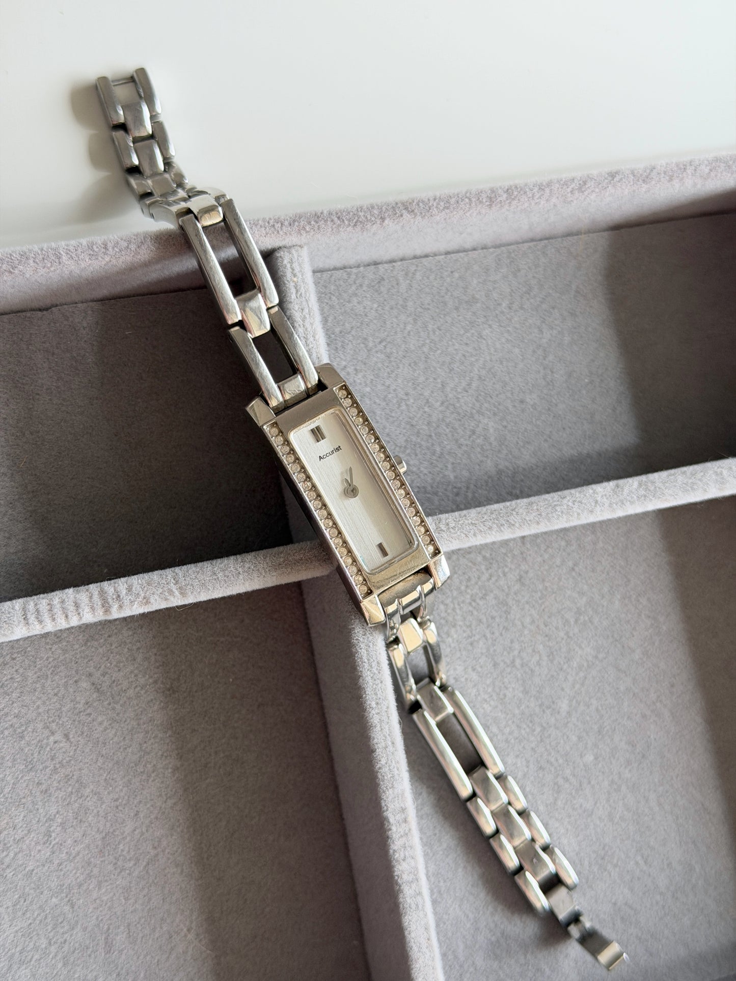 Elegant vintage Accurist watch with silver-tone design