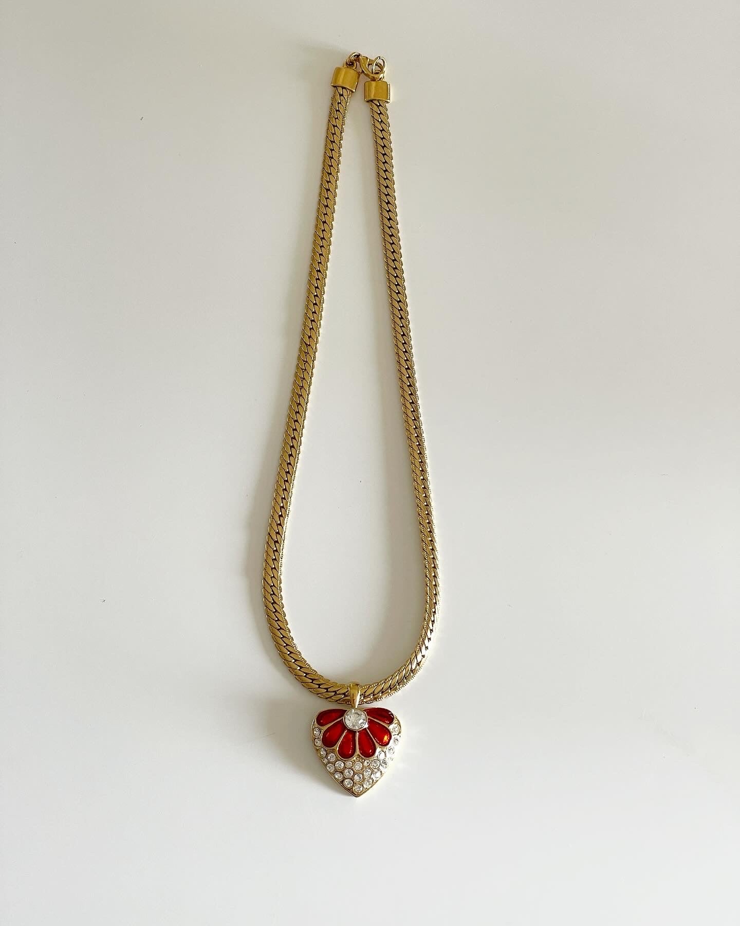 Gorgeous vintage necklace with strawberry-like design pendant