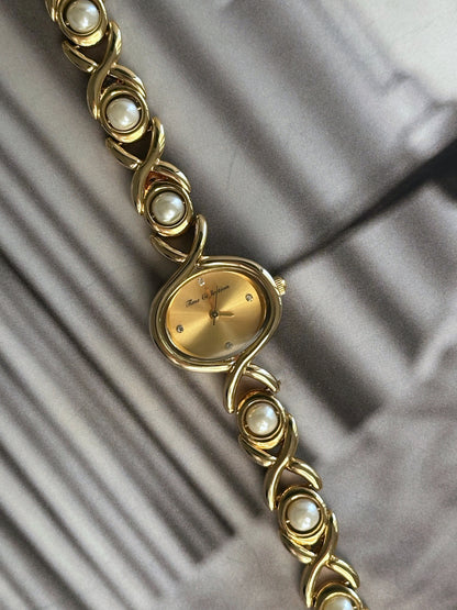 Charming vintage gold-tone watch with pearls