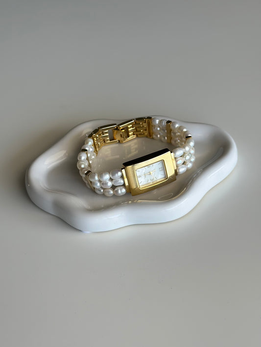 Elegant vintage watch with freshwater pearl bracelet