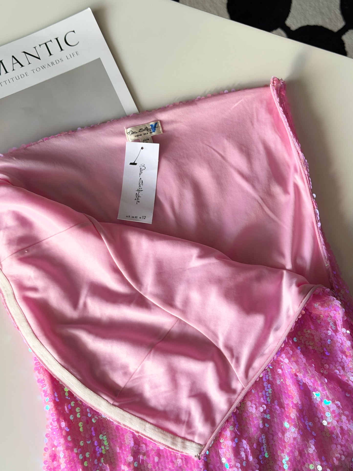 Dazzling mini pink dress with sequins