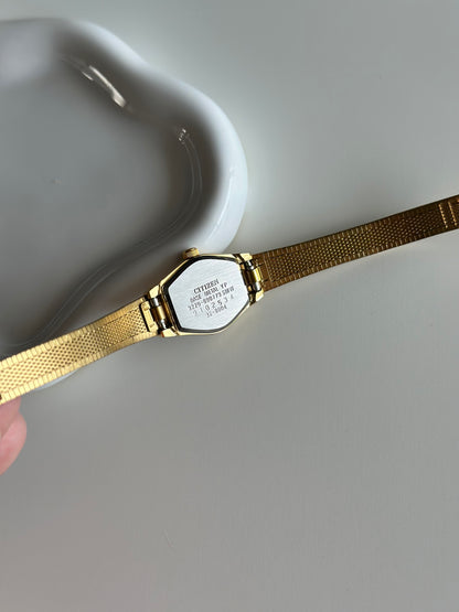 Timeless vintage Citizen watch with black dial