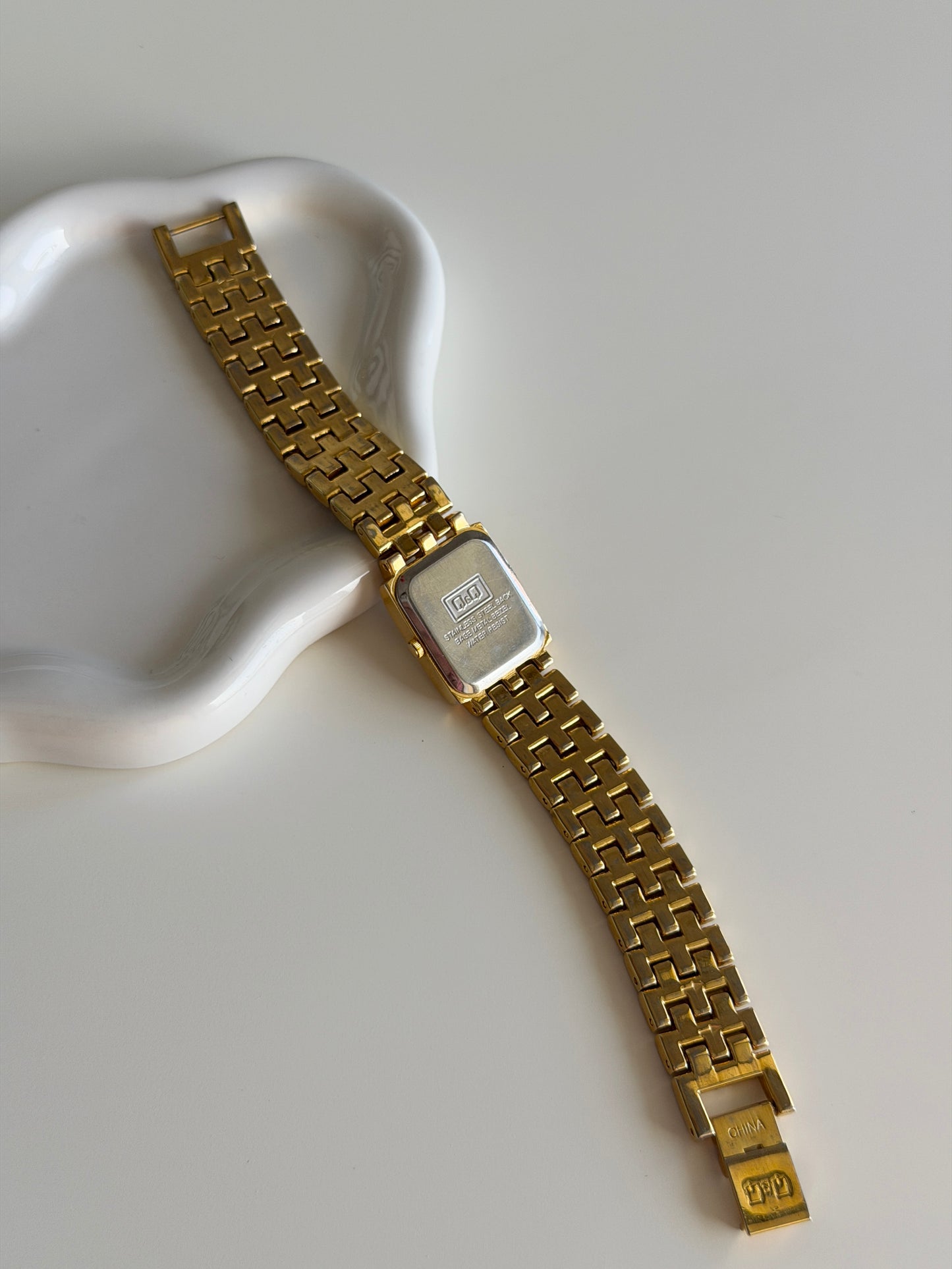 Classic Q&Q watch with a timeless gold-tone finish