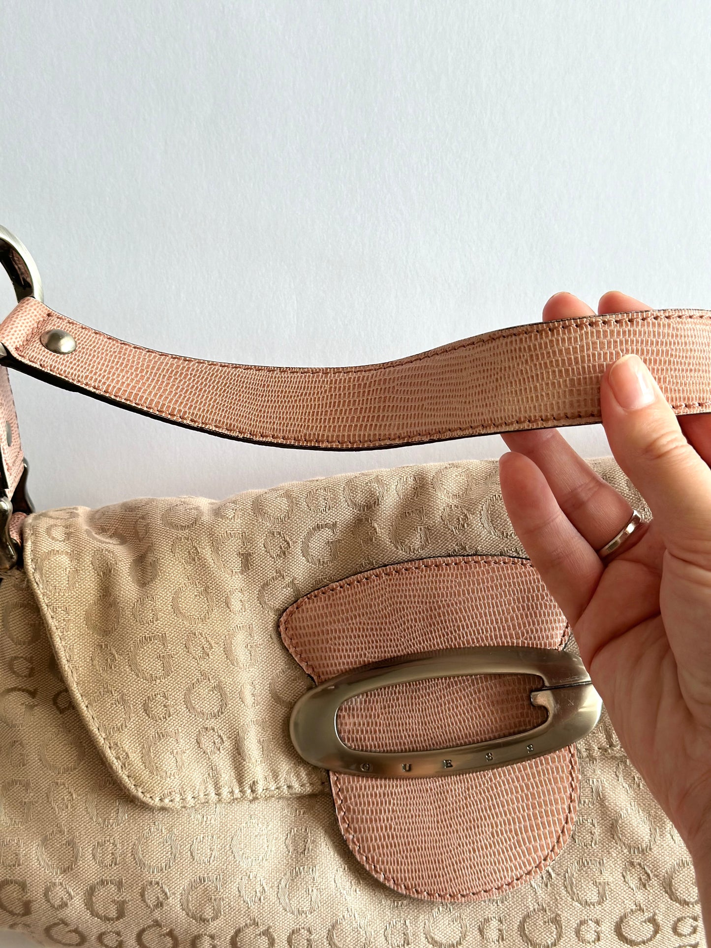 Vintage beige/pink monogram bag Guess