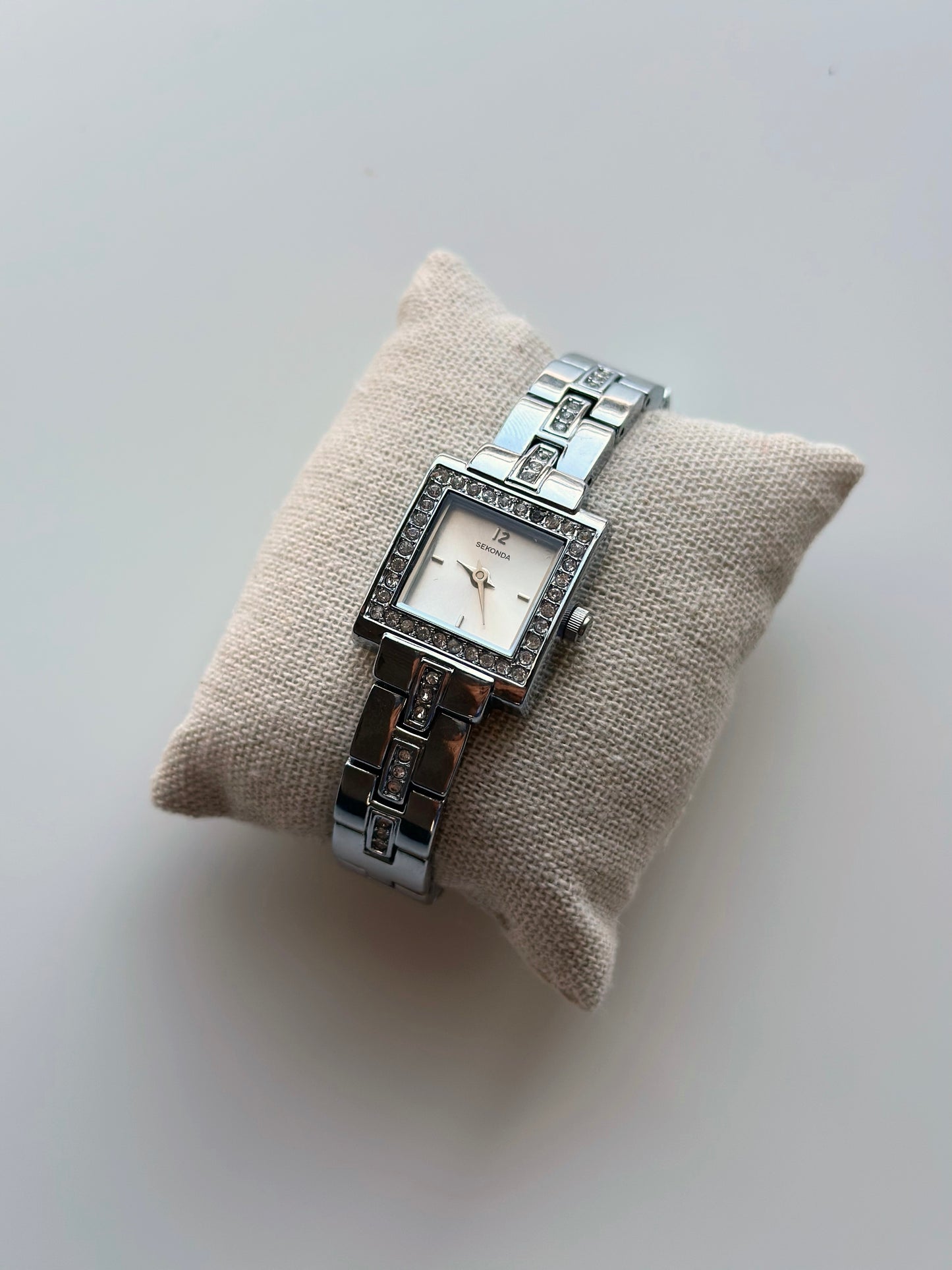 Stunning vintage silver-tone watch with rhinestones