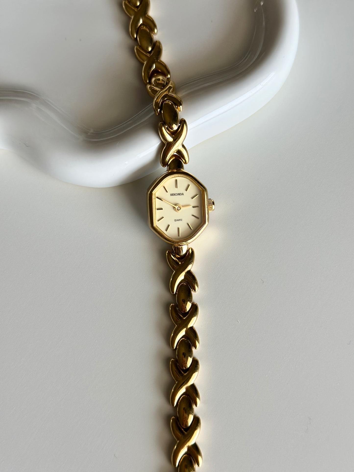 Elegant Sekonda gold-tone watch
