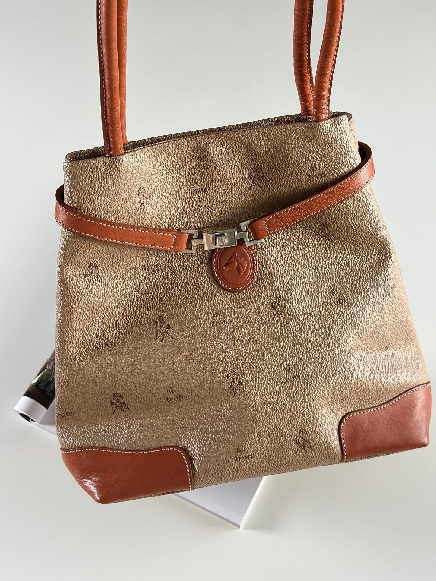 Elegant vintage tote bag by El Trote