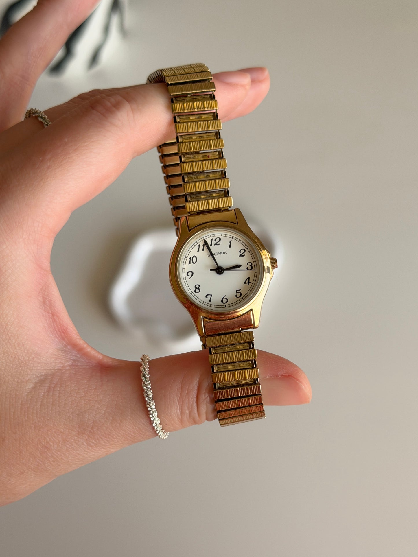 Classic Sekonda gold-tone watch with expansion band