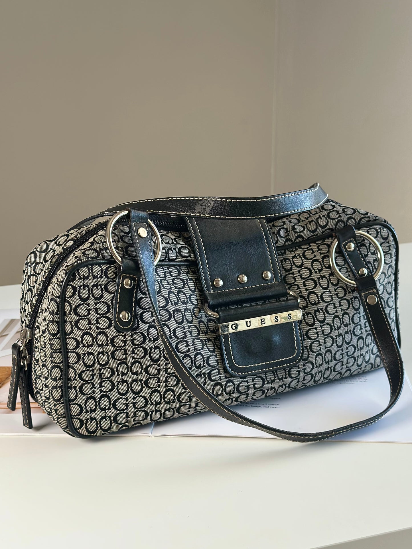 Classic vintage Guess shoulder bag from 90s