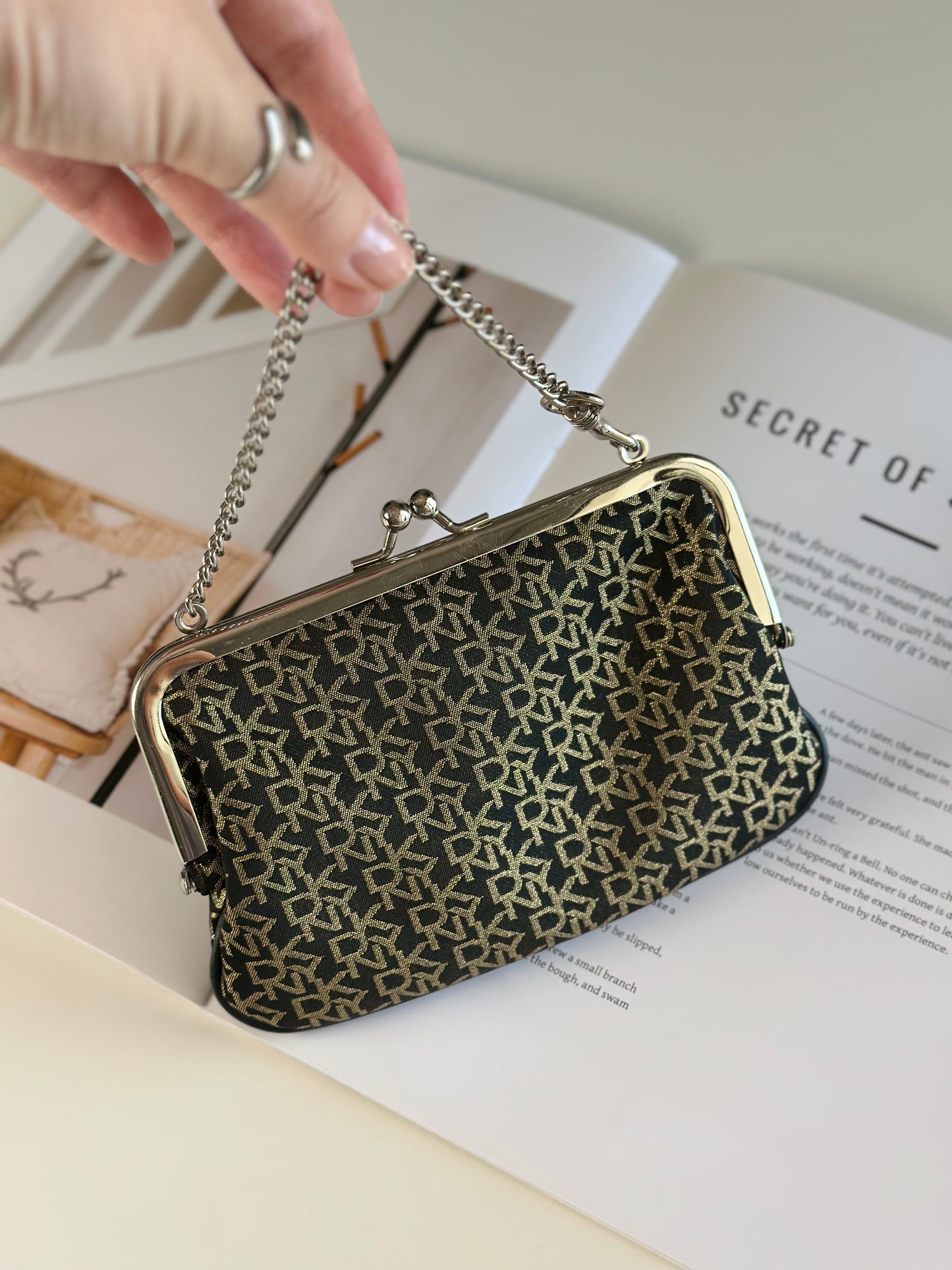 Chic vintage DKNY wallet