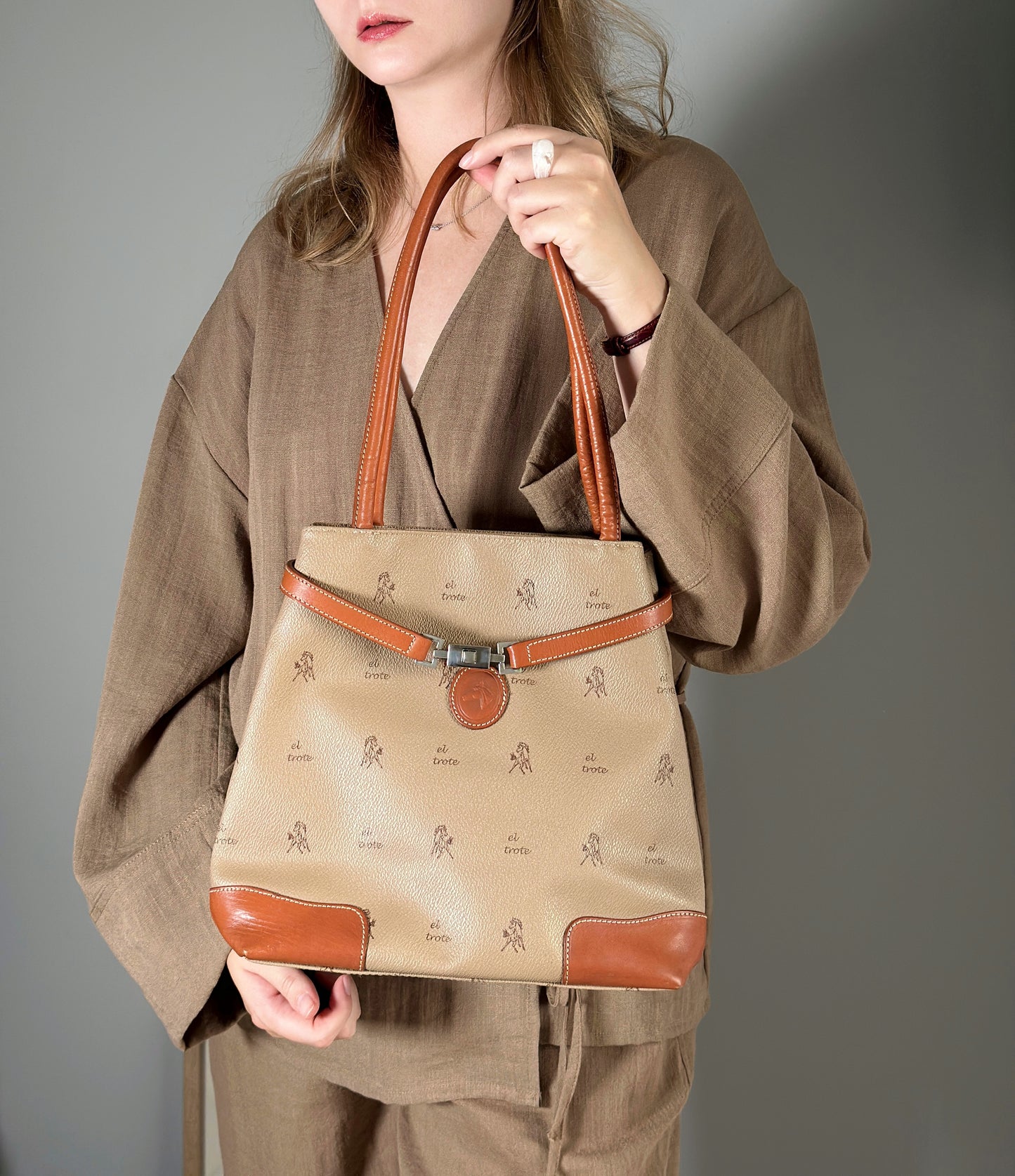 Elegant vintage tote bag by El Trote