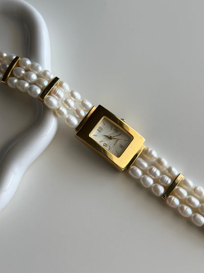 Elegant vintage watch with freshwater pearl bracelet