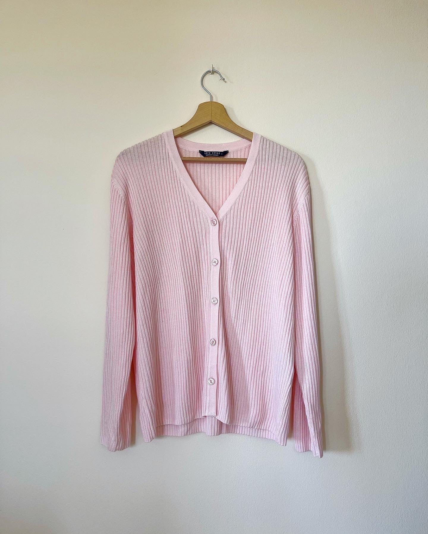 Lovely vintage cardigan in baby pink color