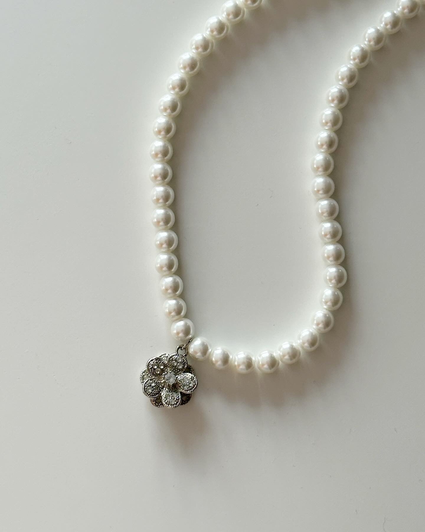 Amazing vintage pearl necklace with flower pendant