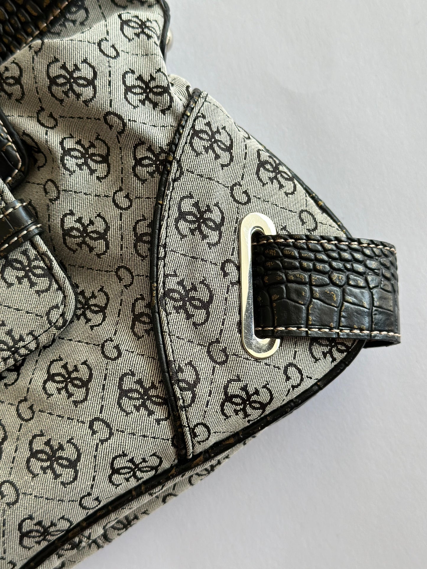 Trendy vintage monogram bag Guess