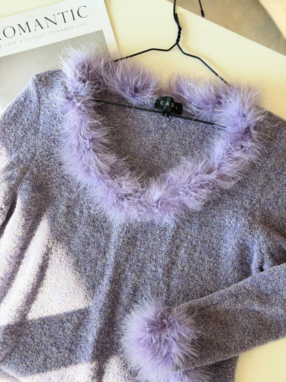 Charming vintage lilac sweater with feathers