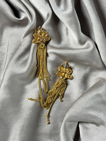 Stunning vintage earrings with a glamorous gold-tone design
