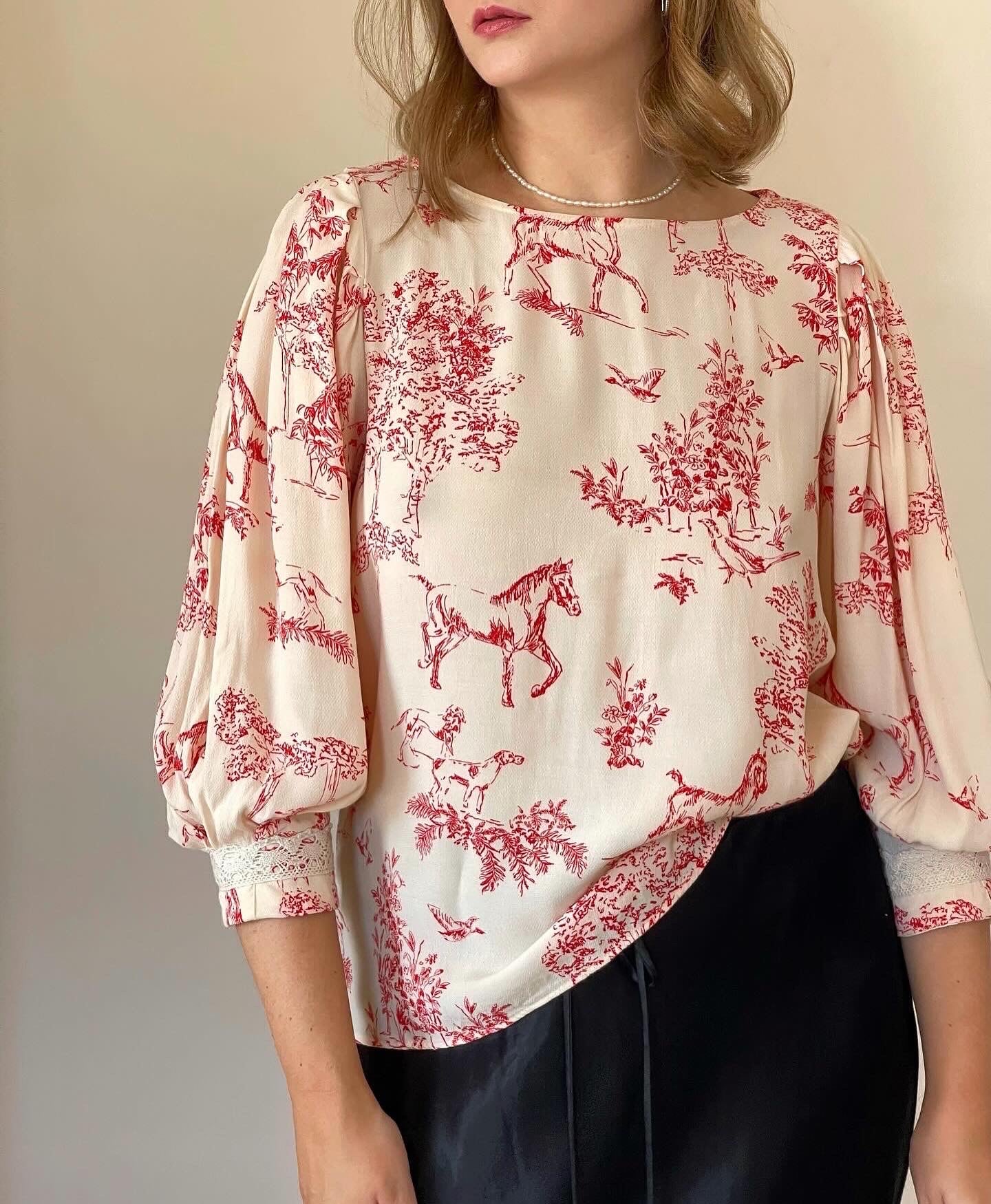 Incredible viscose blouse with puff sleeves