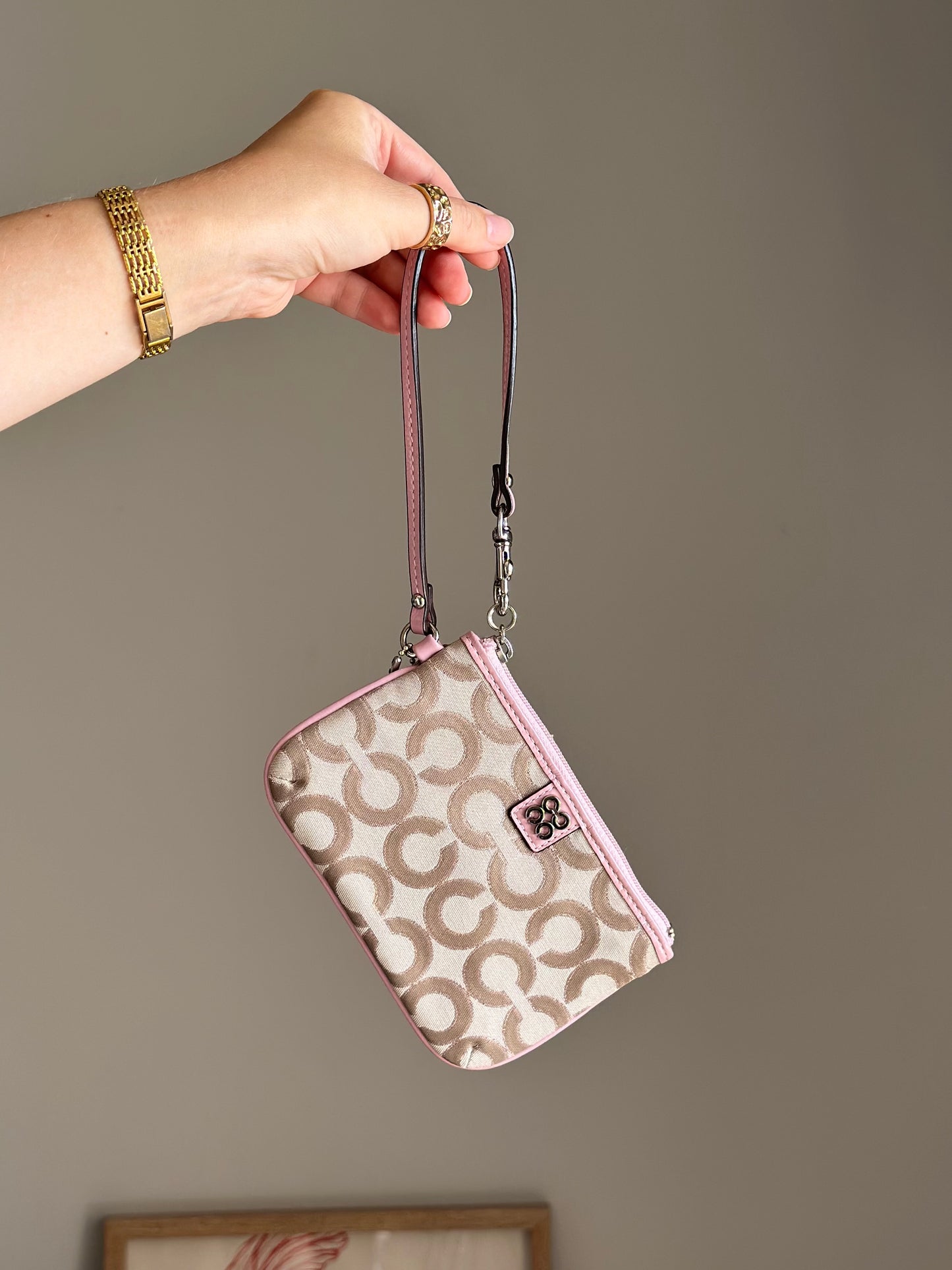 Lovely Y2K Coach beige/pink wristlet