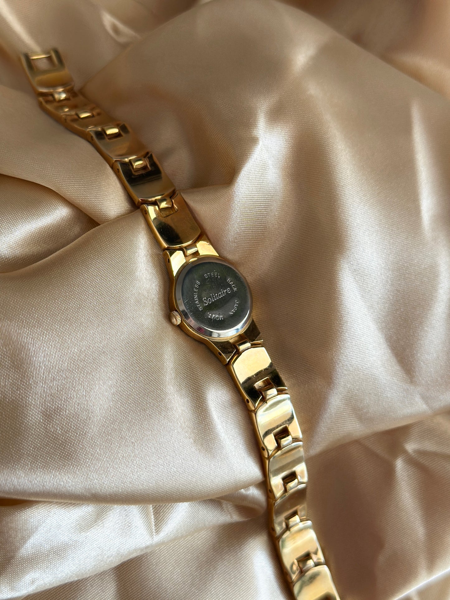 Glamorous vintage watch with crystals