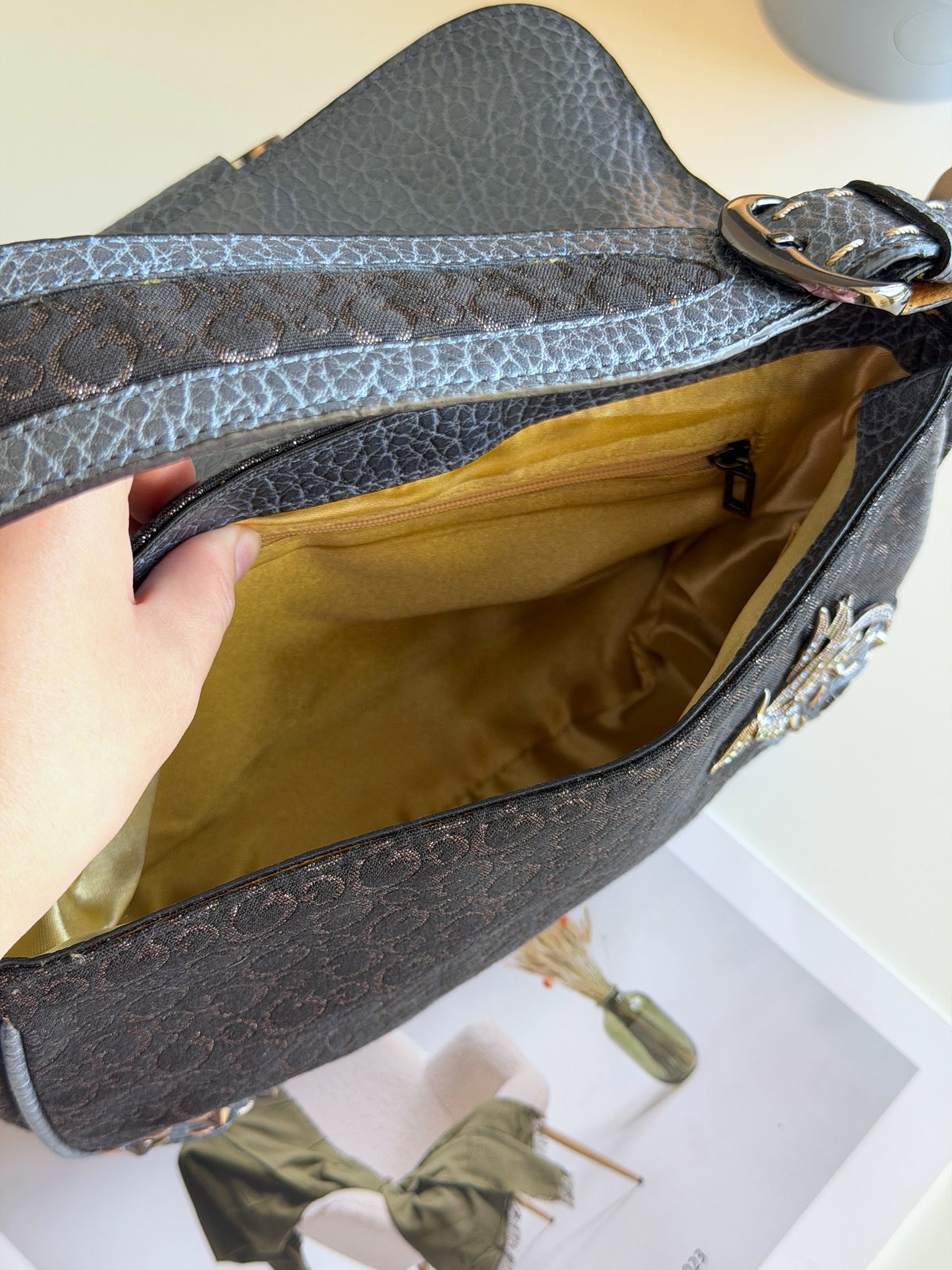 Stylish vintage Guess shoulder bag from 2000s