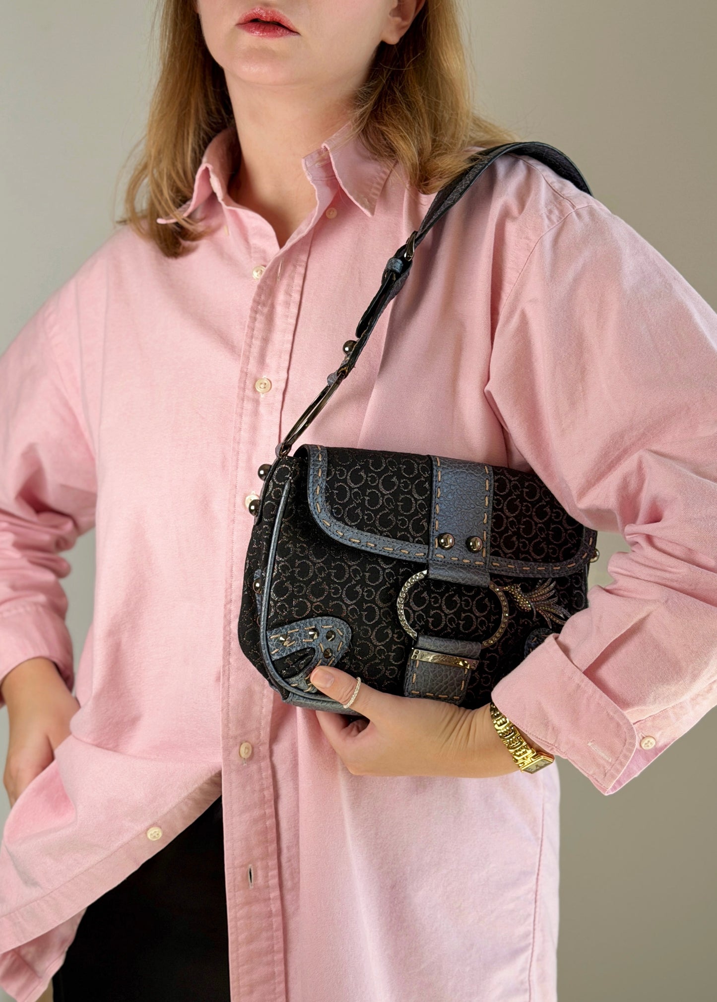 Stylish vintage Guess shoulder bag from 2000s