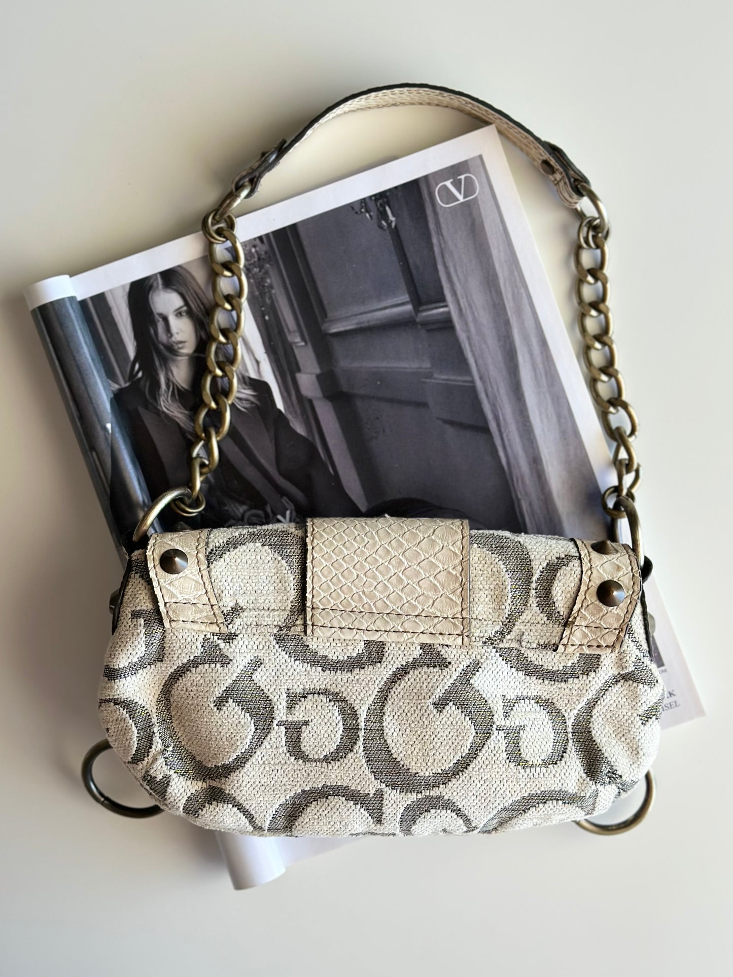 Standout Y2K vintage Guess bag