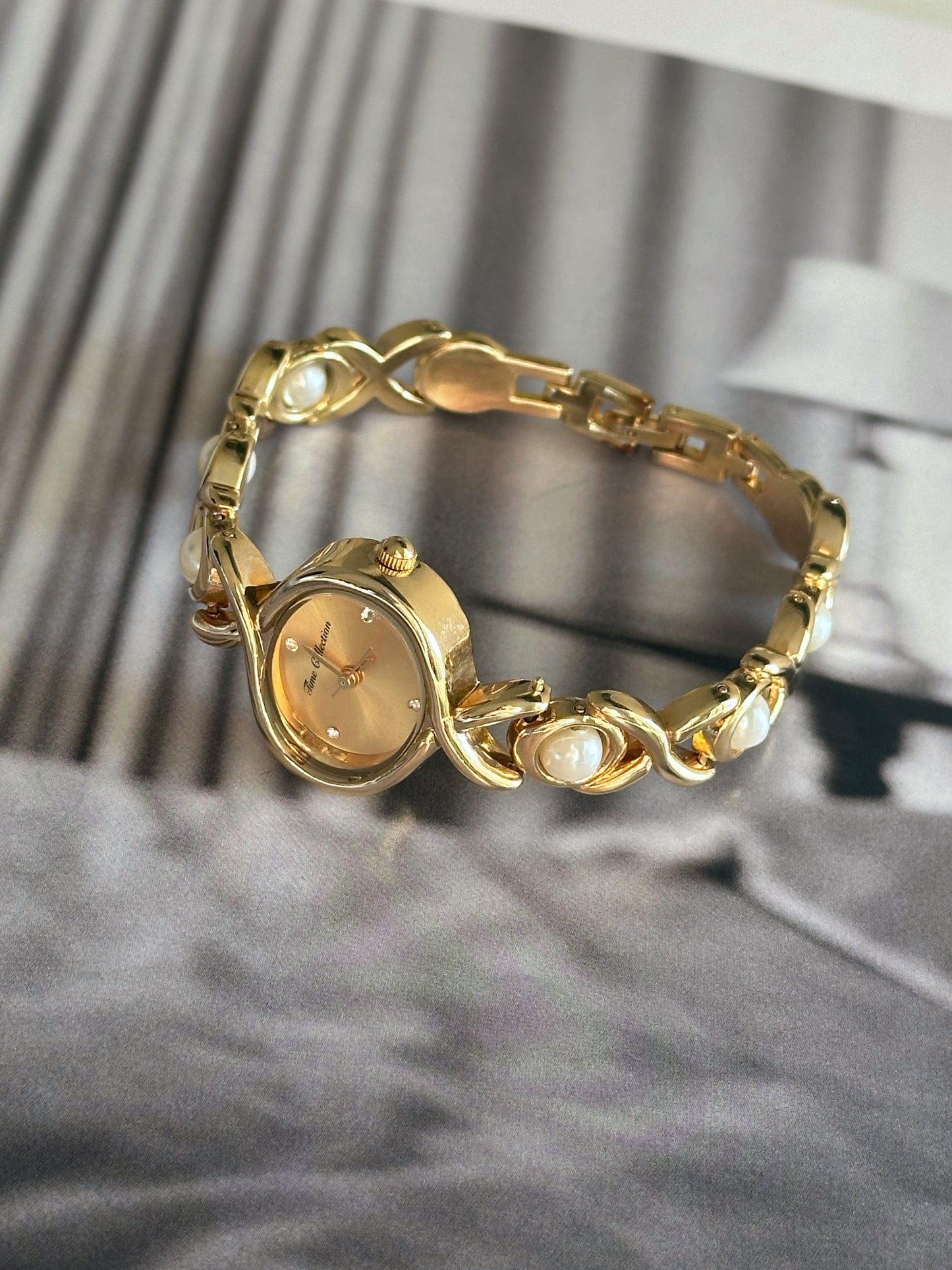 Charming vintage gold-tone watch with pearls