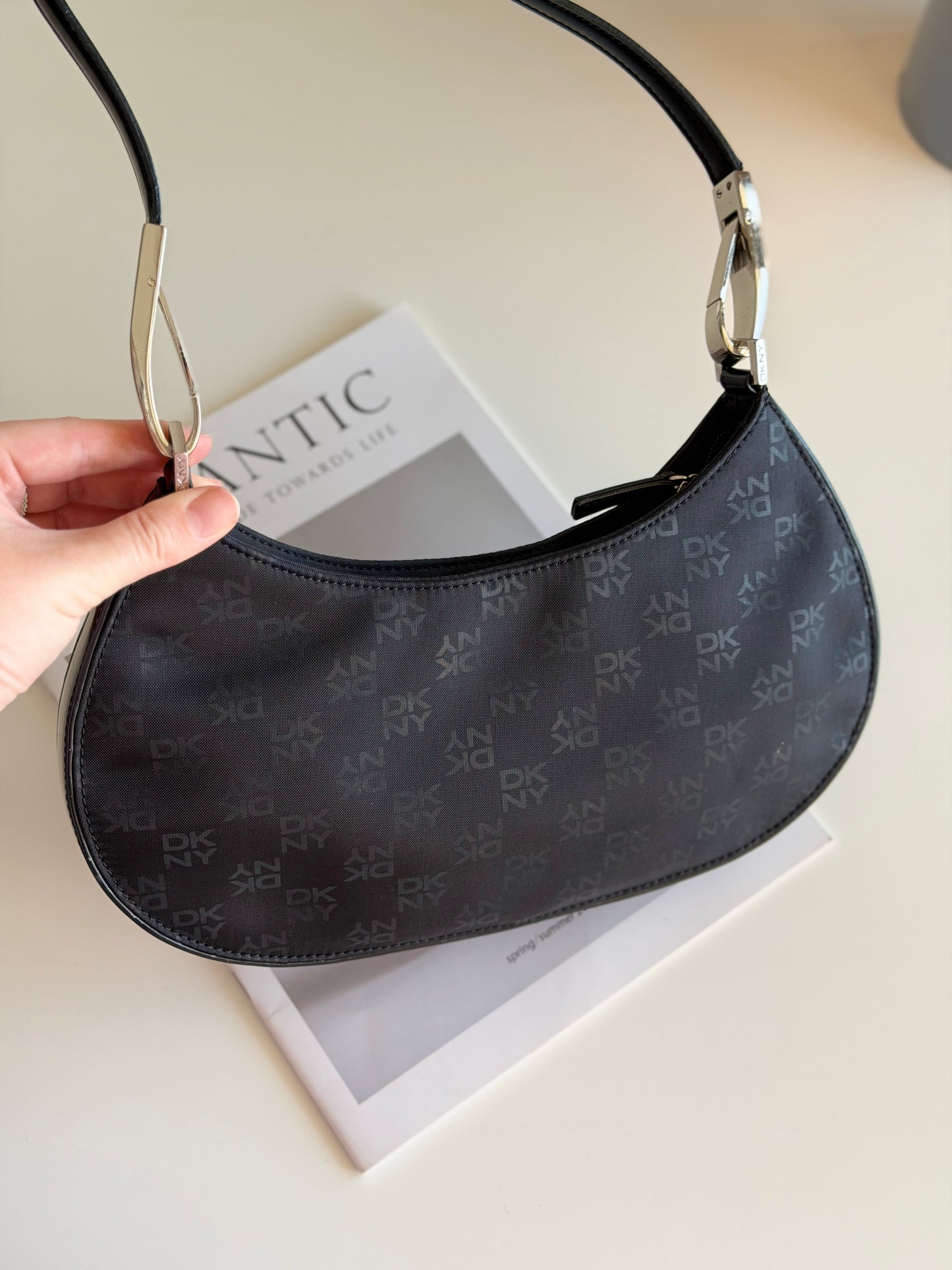 Classic vintage DKNY shoulder bag with a chic design (late 90s/2000s)