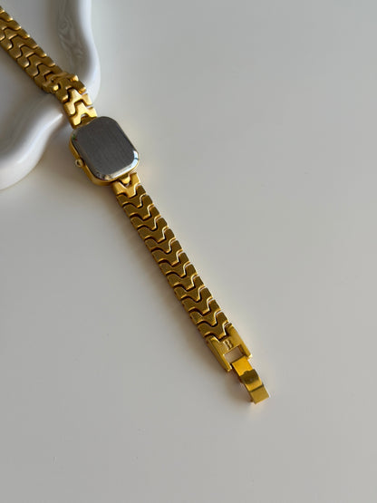 Elegant vintage watch with two-tone finish