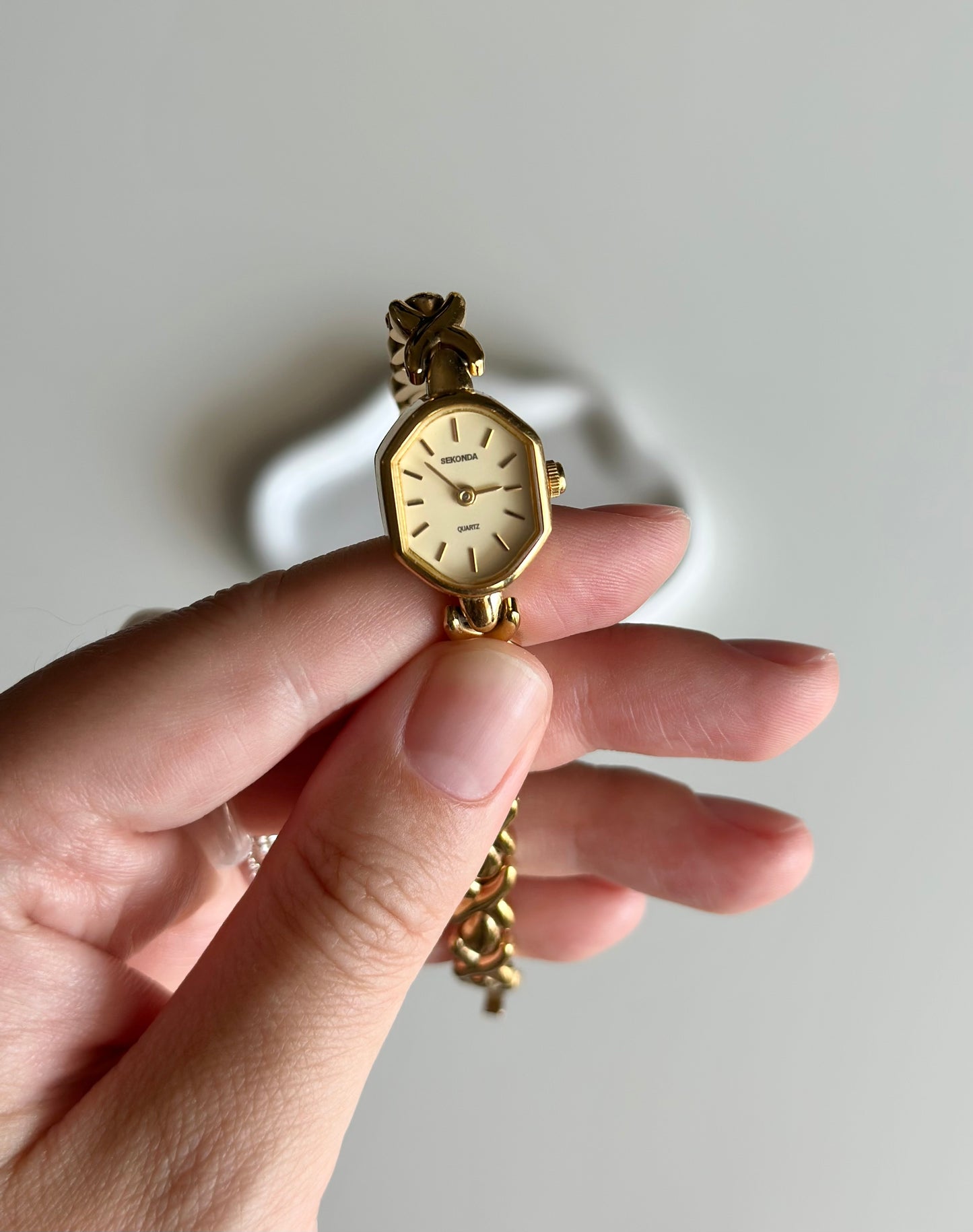 Elegant Sekonda gold-tone watch