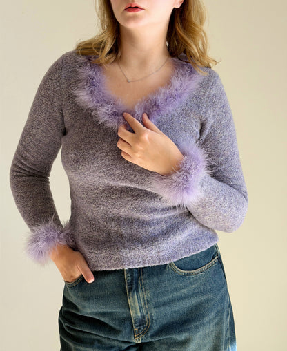 Charming vintage lilac sweater with feathers