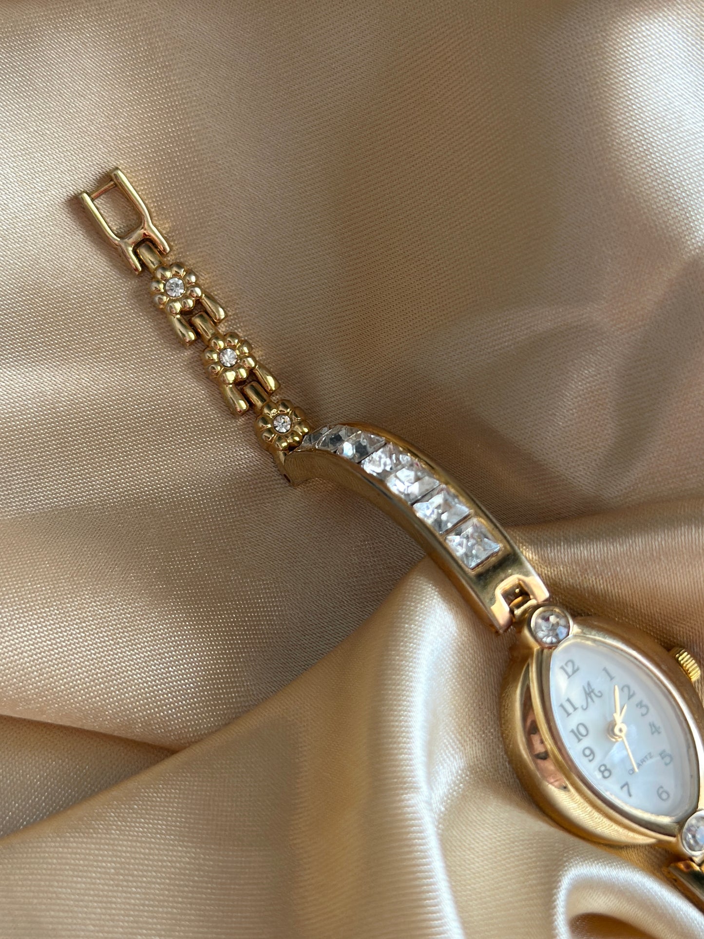 Charming vintage gold-tone watch with crystals