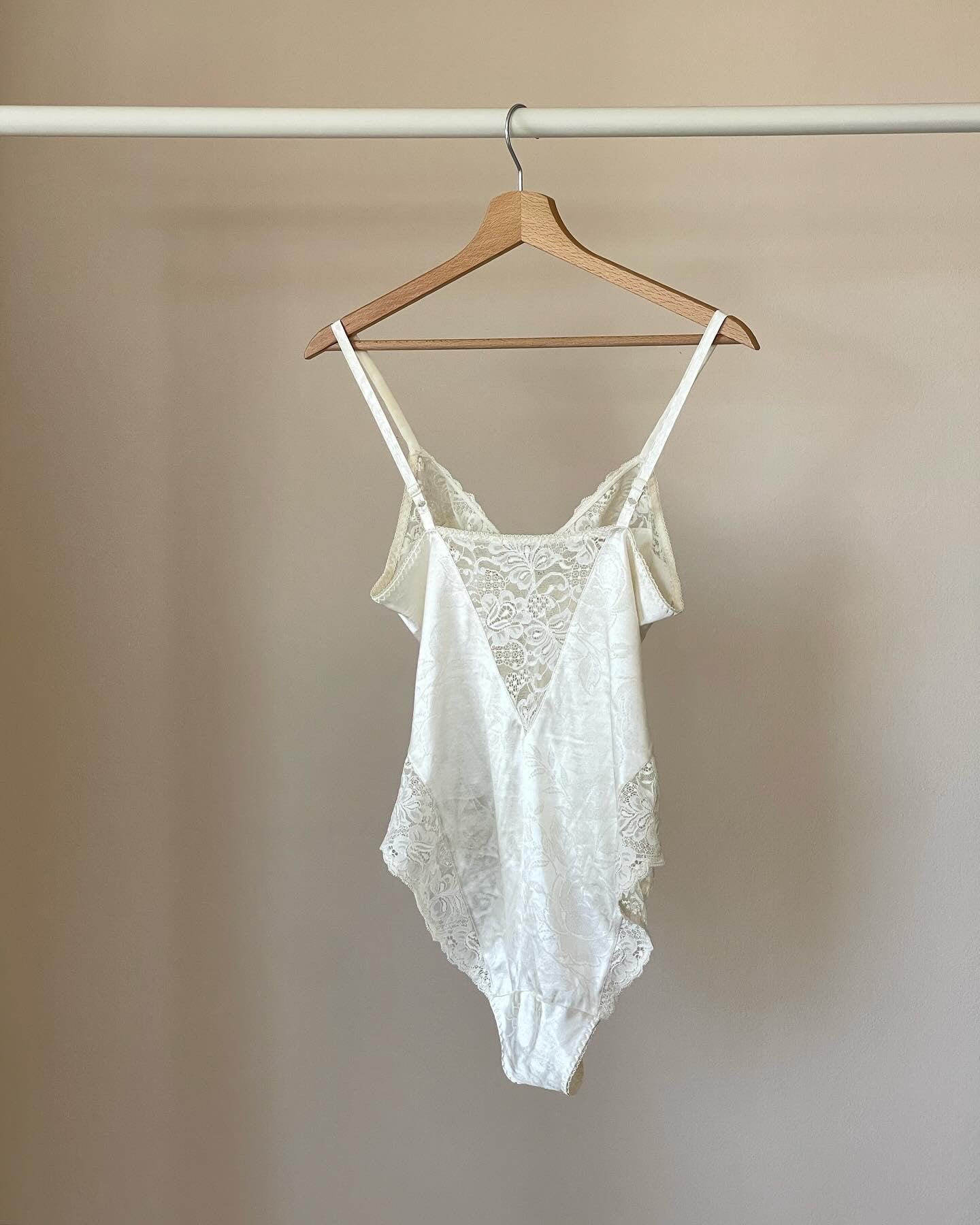Lovely vintage bodysuit with lace details