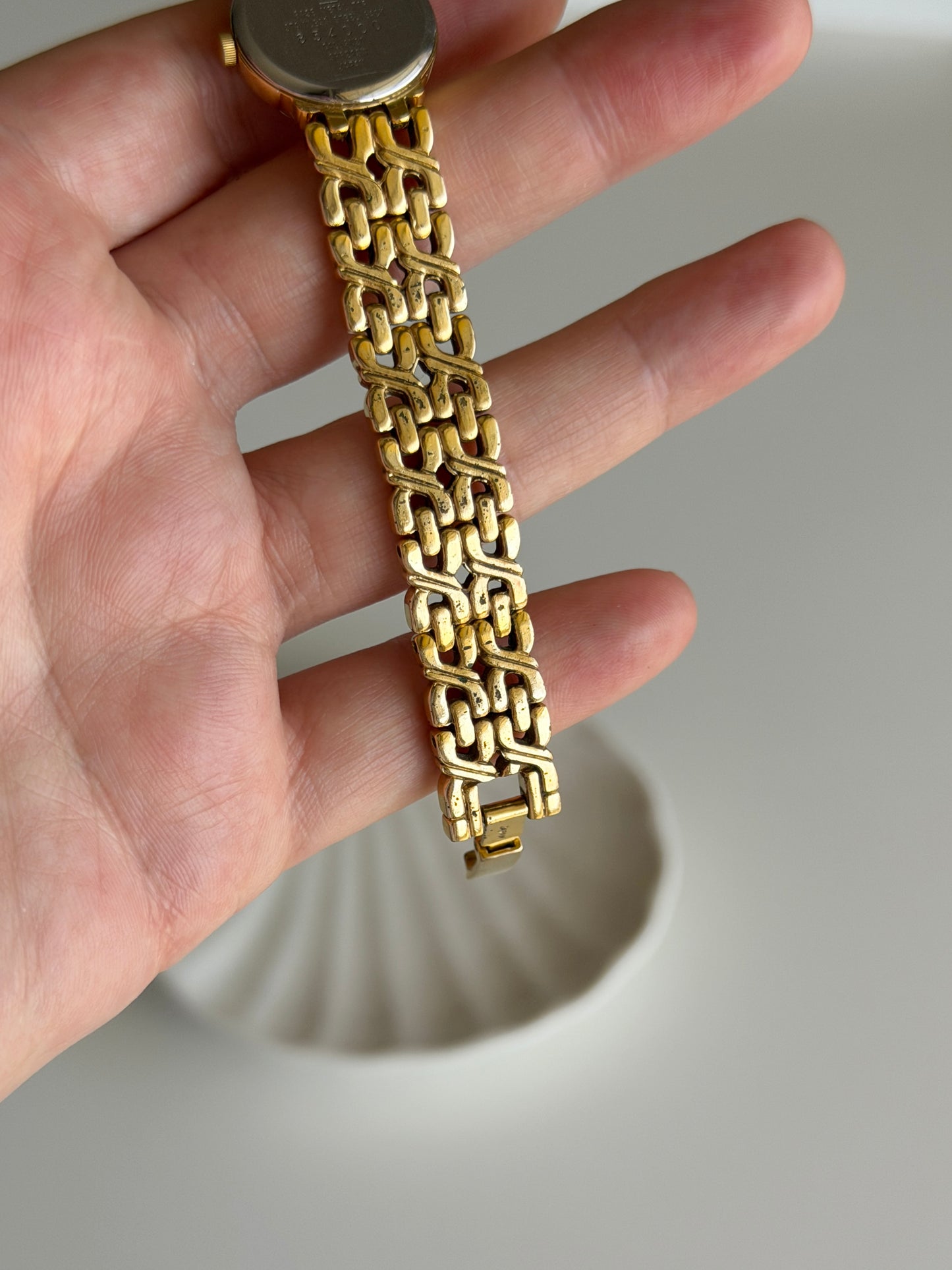 Stunning vintage Accurist gold-tone watch with diamond