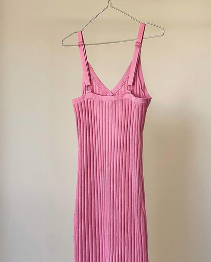 Lovely fitted, sleeveless dress in a soft rib knit with a V-shaped neckline