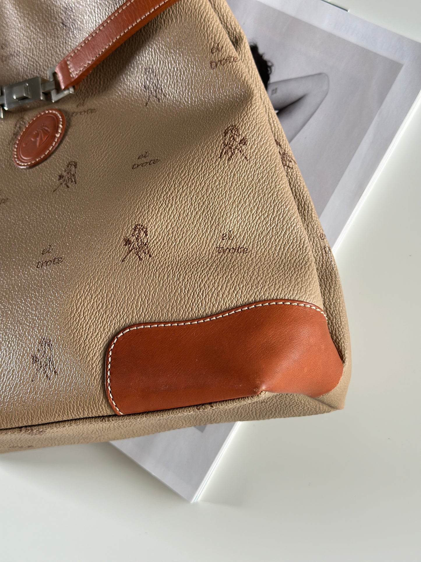 Elegant vintage tote bag by El Trote