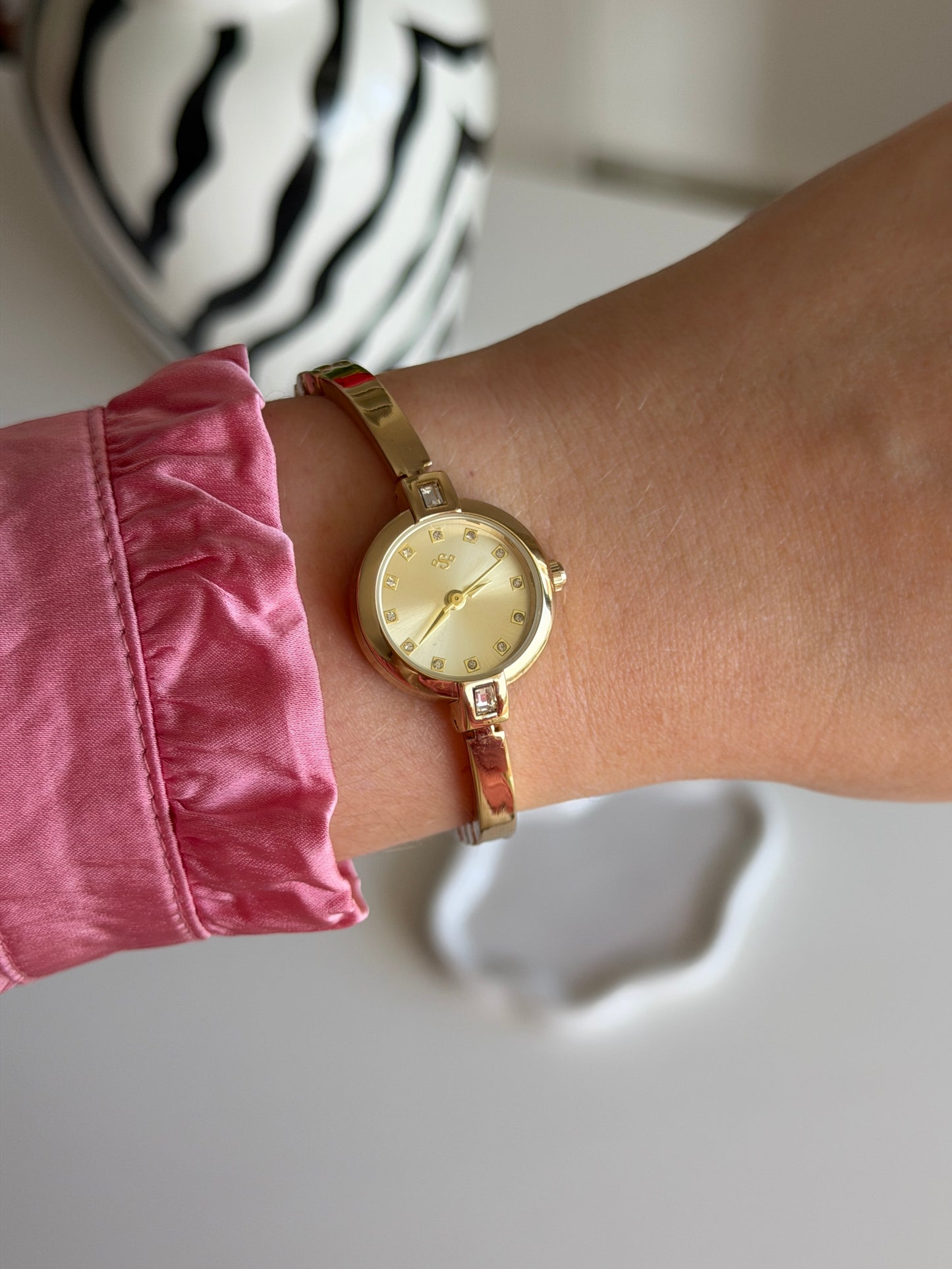 Beautiful gold-tone watch with feminine design