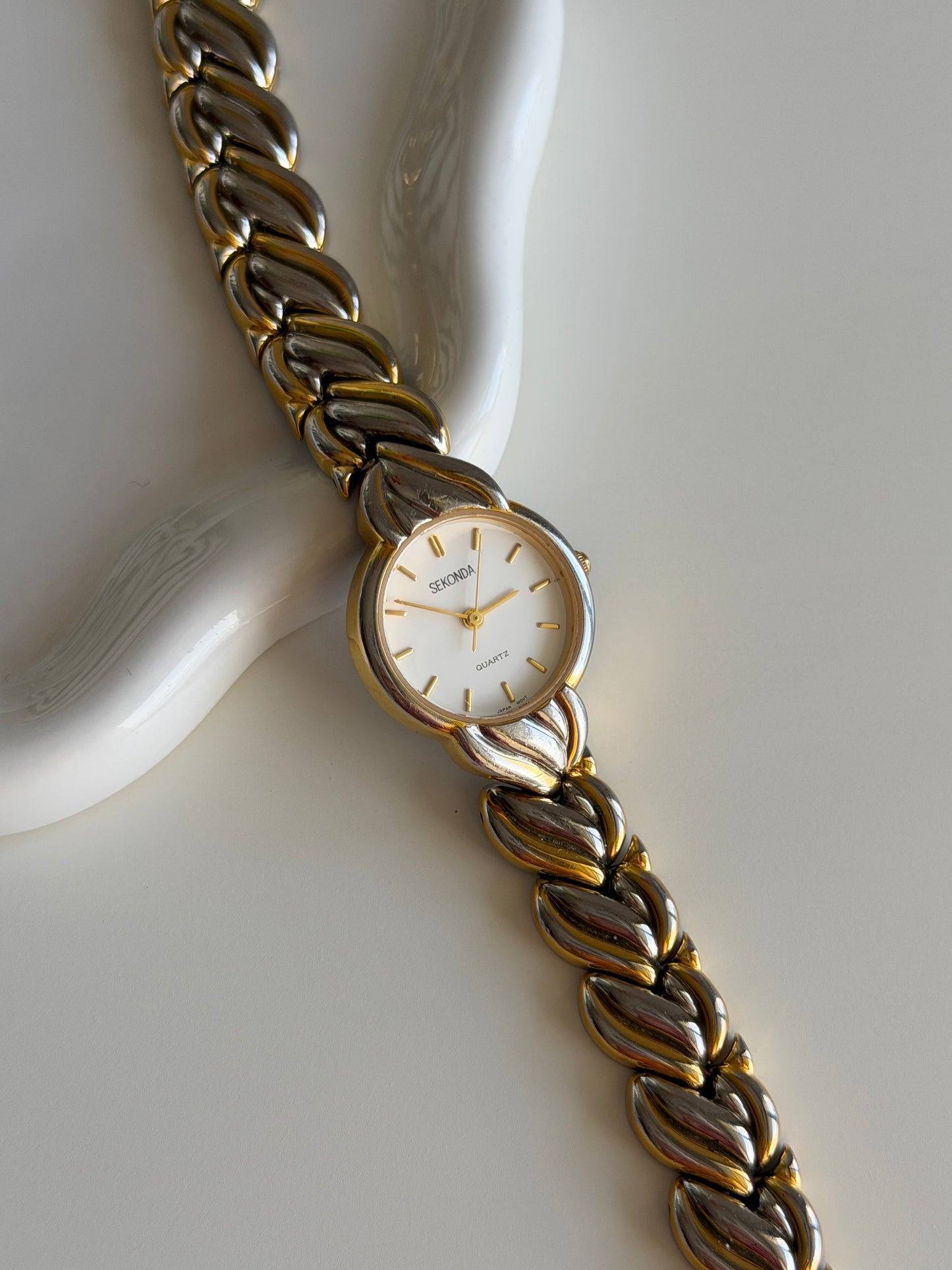 Charming vintage Sekonda watch with two-tone design